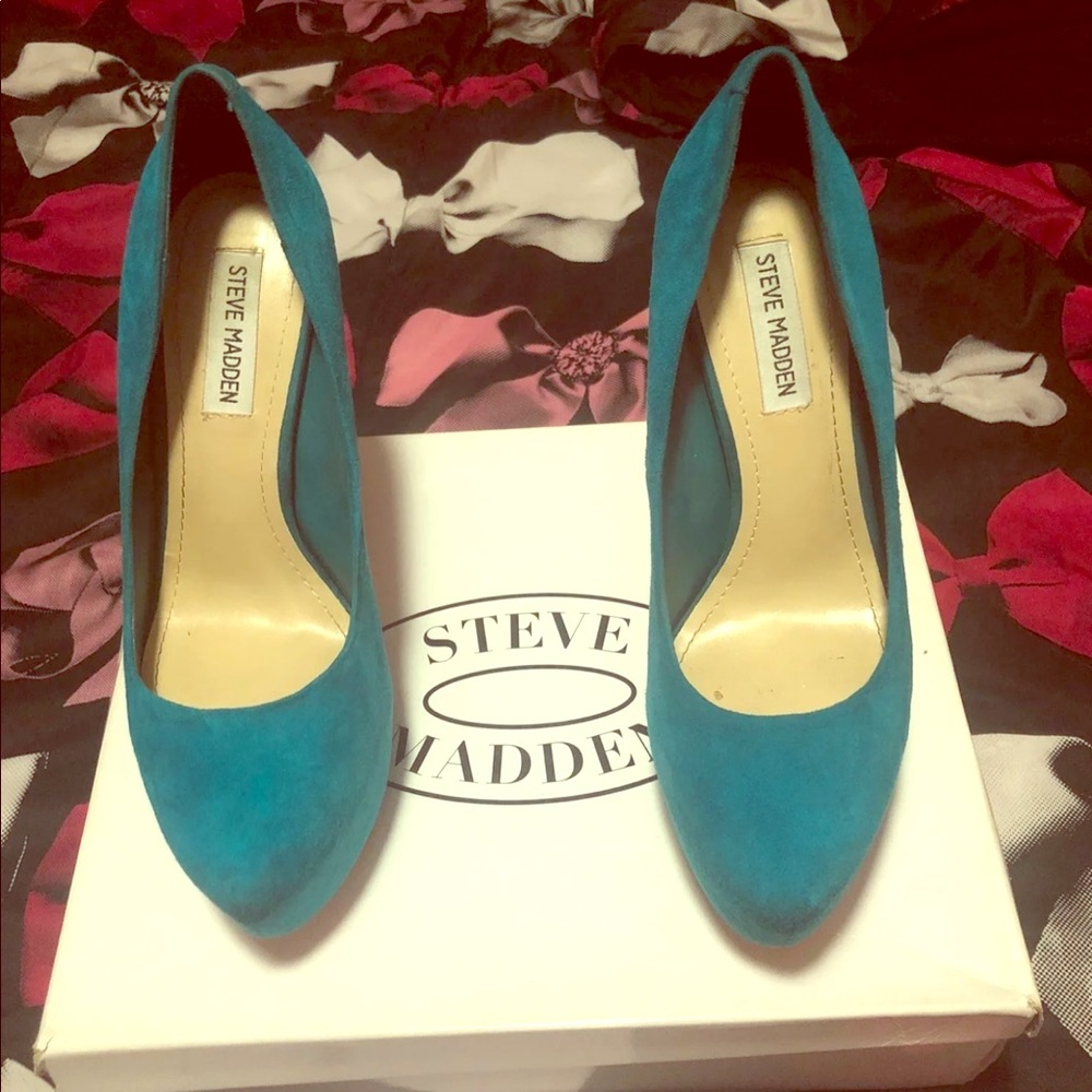 Steve Madden suede pumps